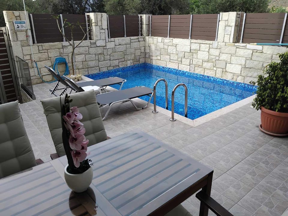 Patio, Day, Swimming pool