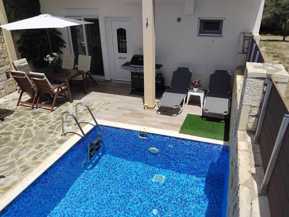 Patio, Swimming pool, sunbed