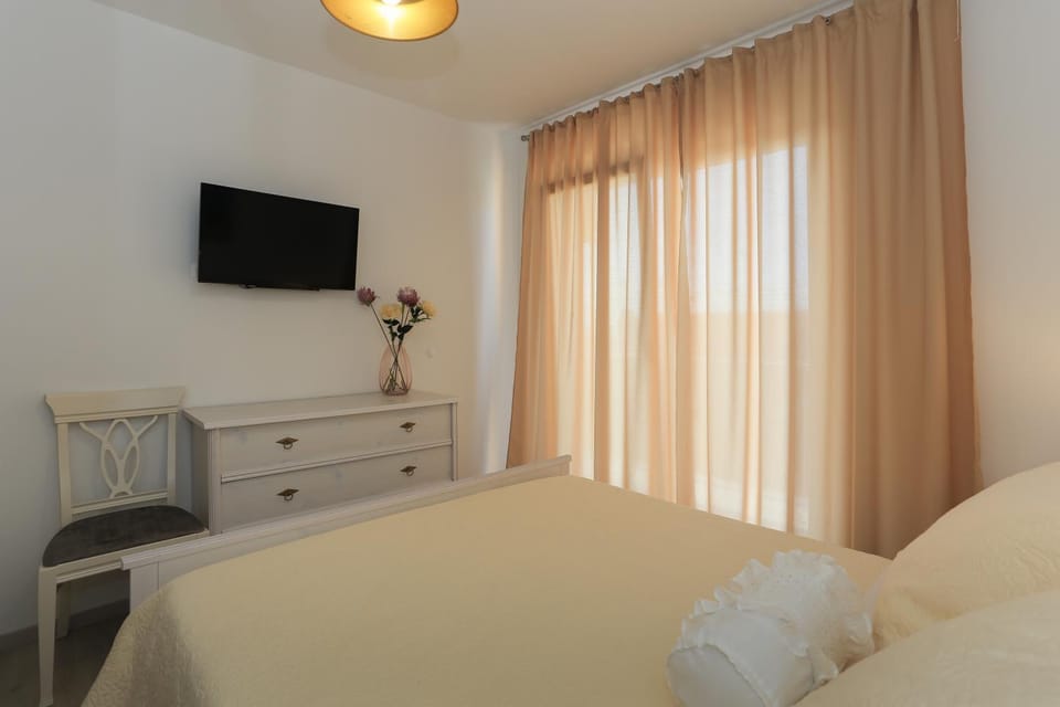 TV and multimedia, Photo of the whole room, Bedroom