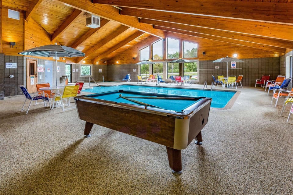 Billiard, Game Room, On site, Pool view, Swimming pool