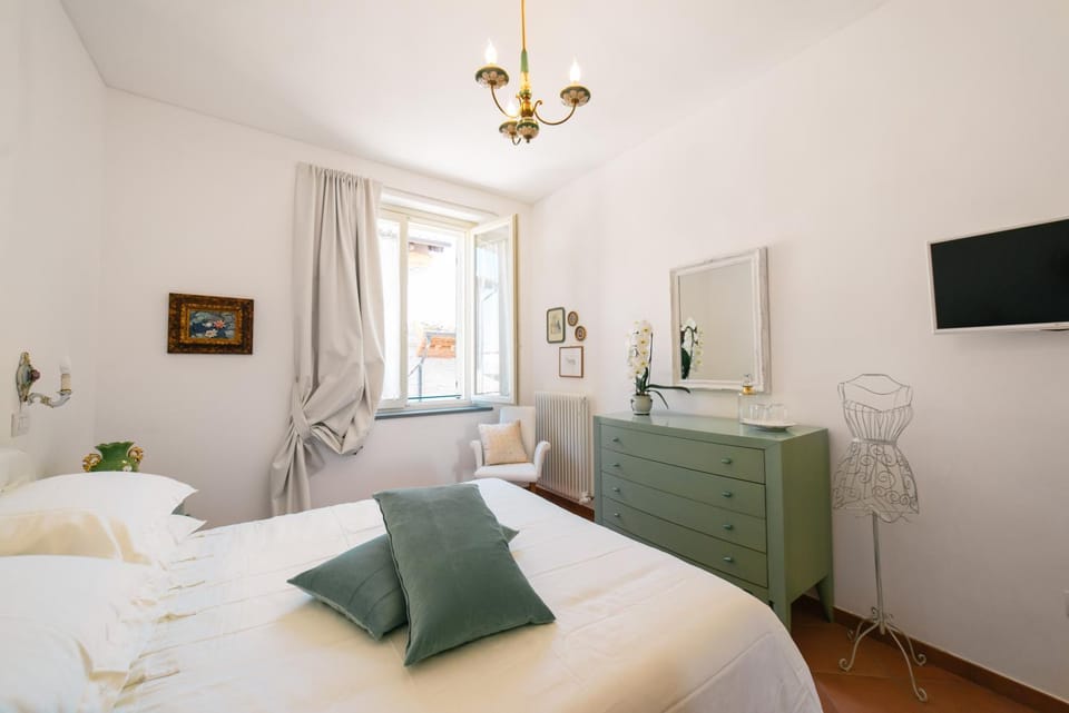 Bed, TV and multimedia, Photo of the whole room, Bedroom