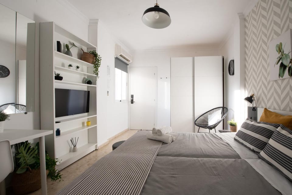 TV and multimedia, Photo of the whole room, Decorative detail, Bedroom, Quiet street view, Inner courtyard view, locker