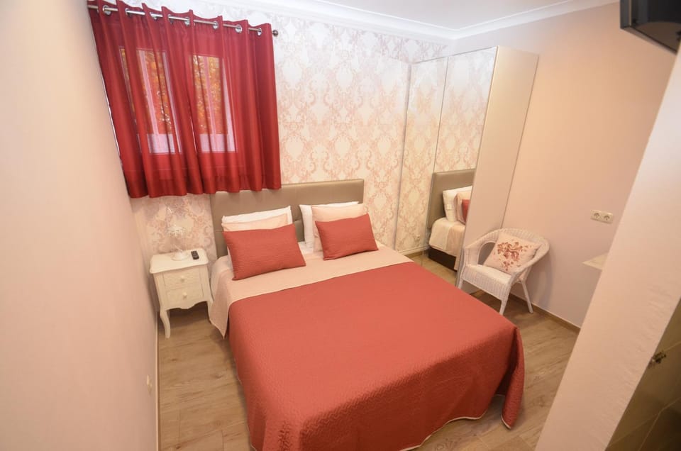Bed, TV and multimedia, Photo of the whole room, Bedroom