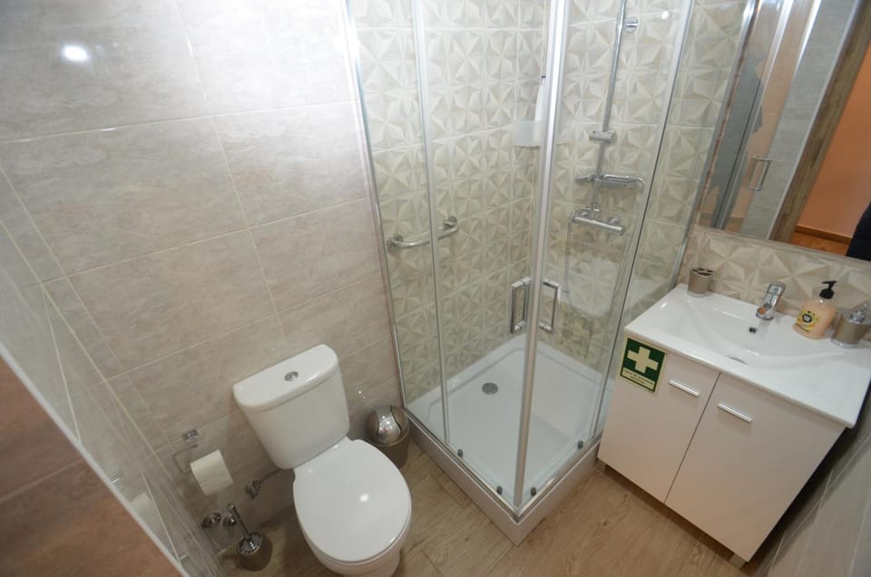 Shower, Toilet, Bathroom, bidet, towels