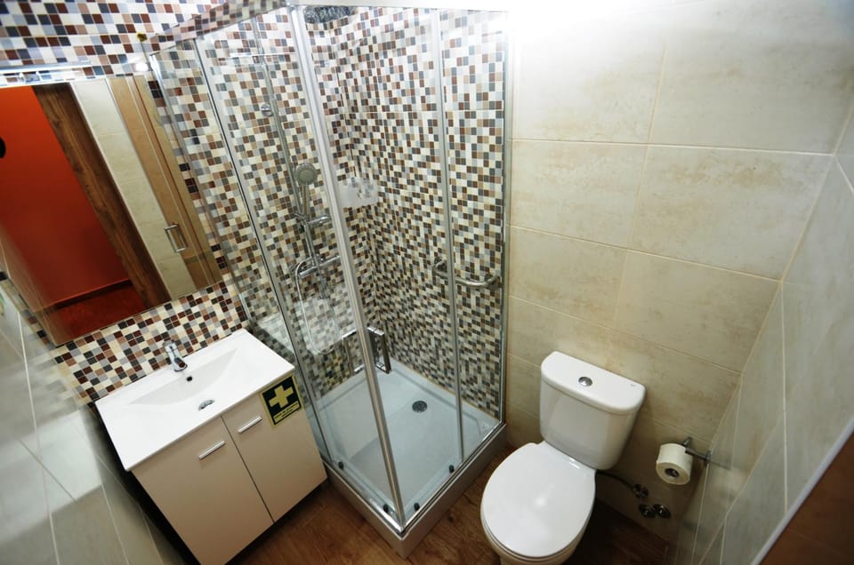 Shower, Toilet, Bathroom, bidet, towels