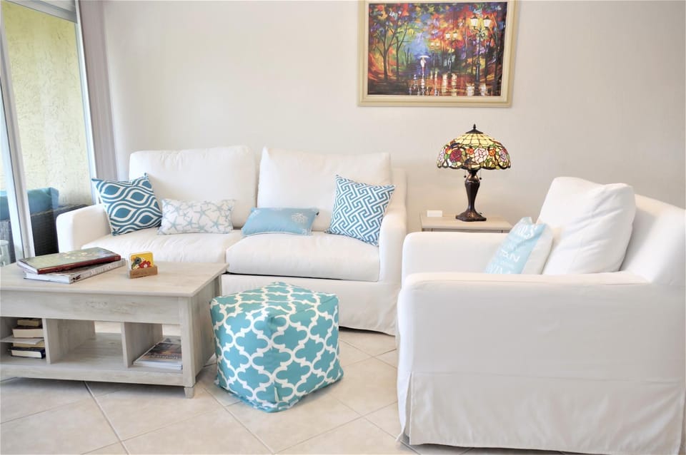 Chic Ocean Getaway - Walk to Beach, Pool & Hot Tub Apartment in Fort Pierce