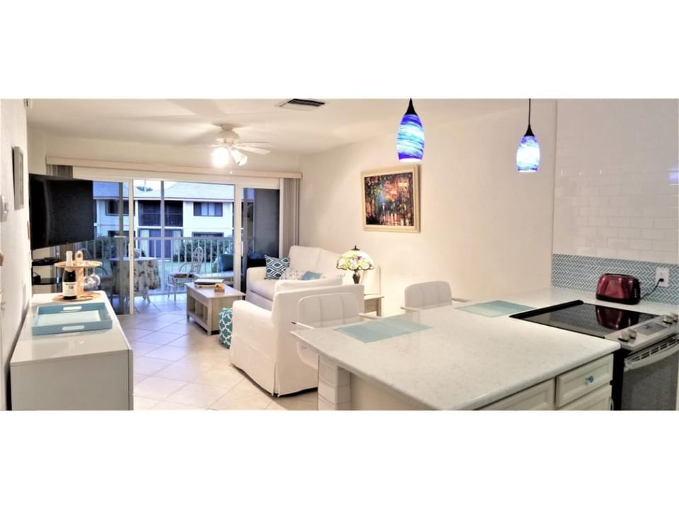 Chic Ocean Getaway - Walk to Beach, Pool & Hot Tub Apartment in Fort Pierce