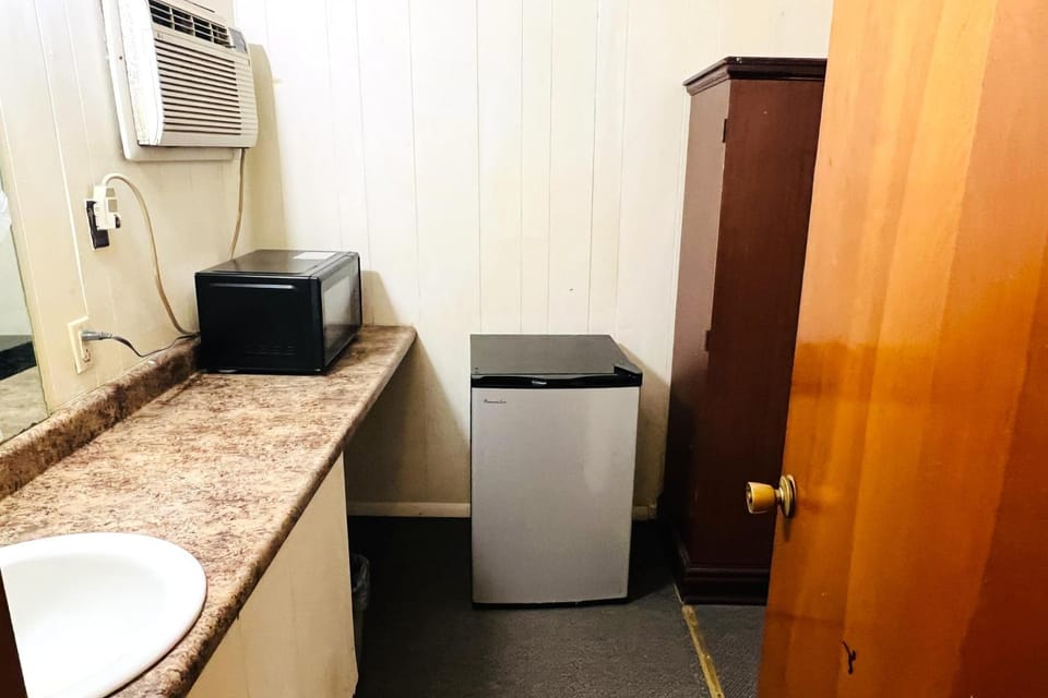 Kitchen or kitchenette, minibar