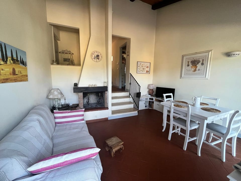 TV and multimedia, Lounge or bar, Lunch, fireplace