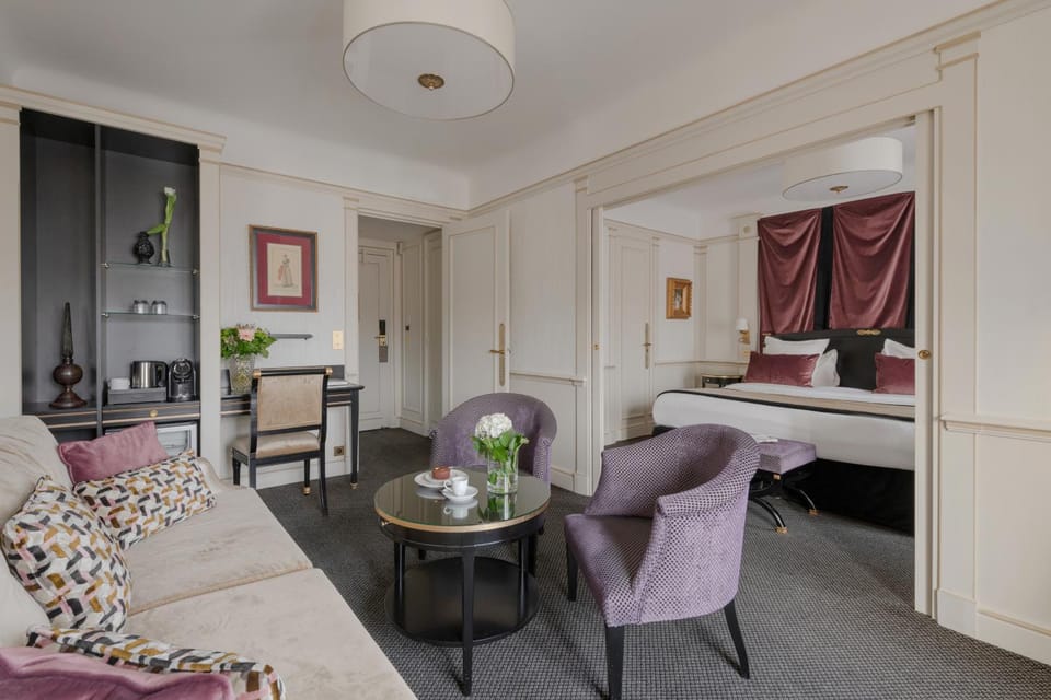 Bed, Coffee/tea facilities, Living room, Photo of the whole room, Seating area, Dining area, Bedroom