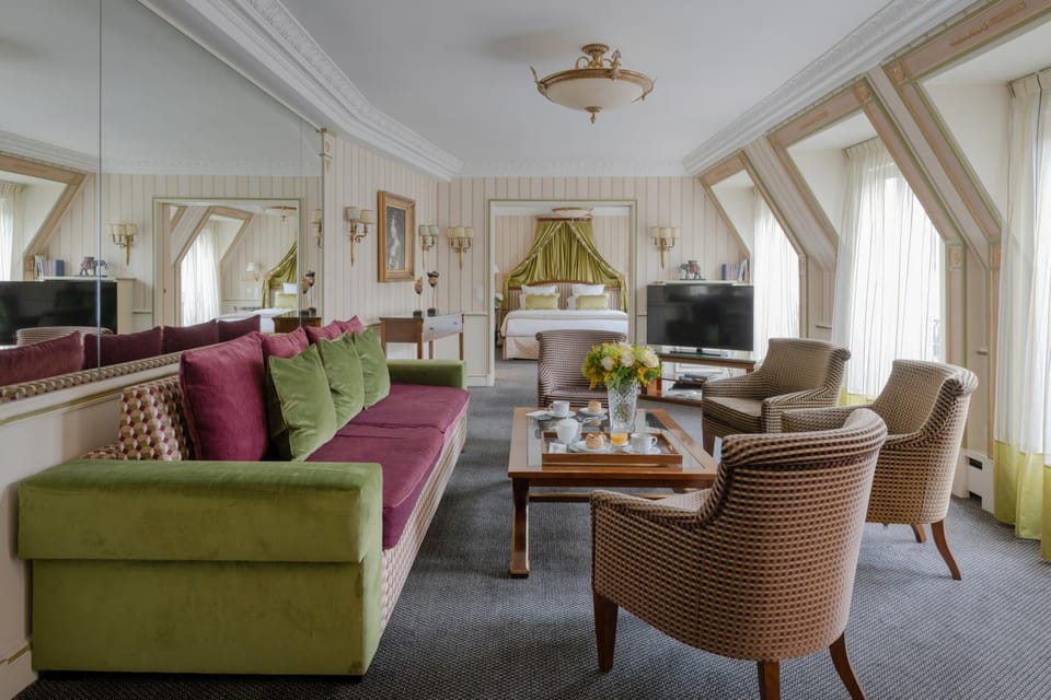 TV and multimedia, Living room, Photo of the whole room, Seating area, Bedroom