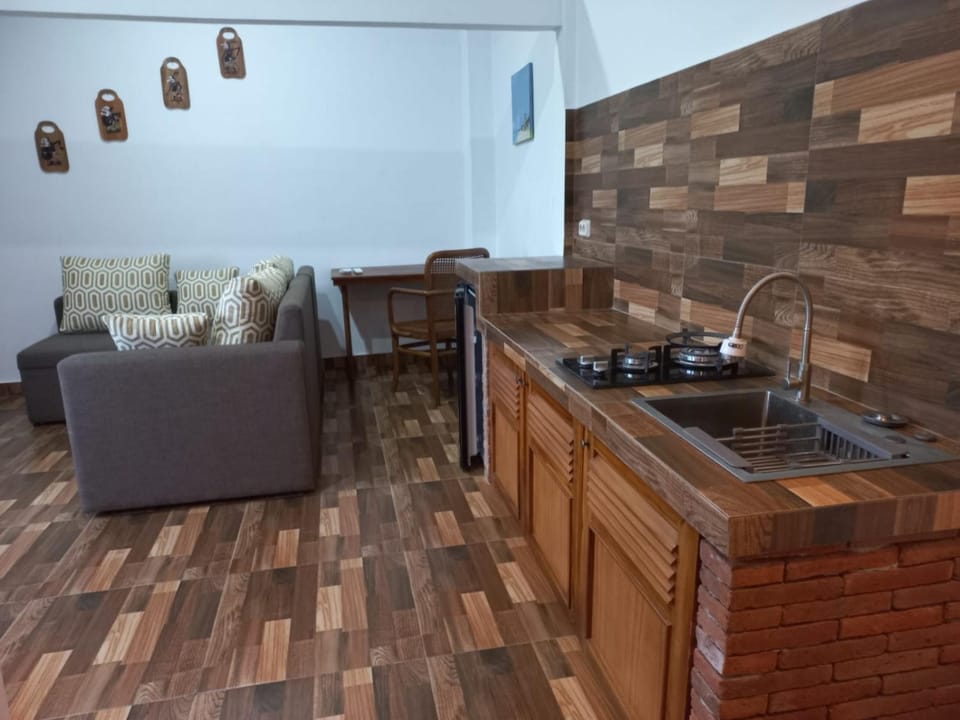 Kitchen or kitchenette, Seating area, stove