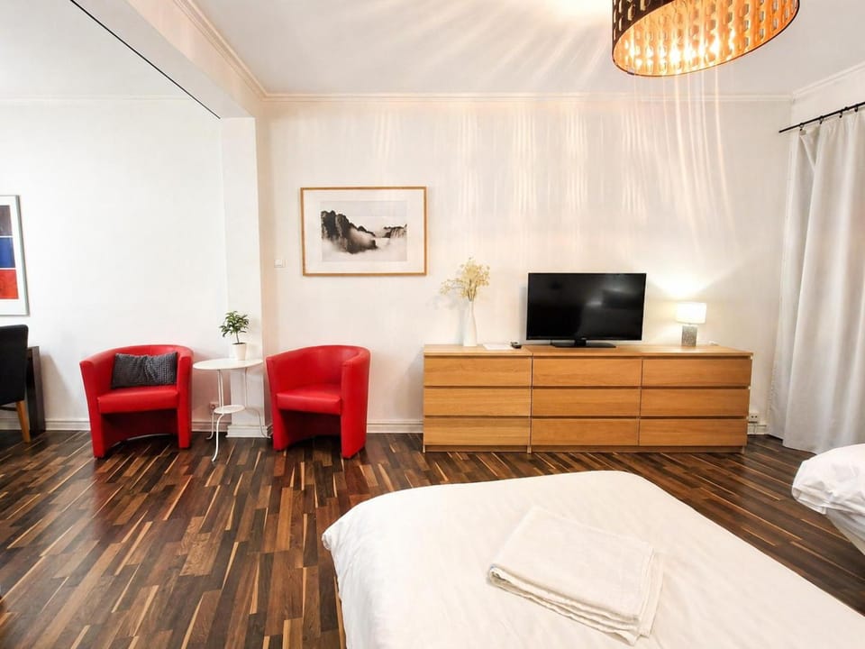 Property building, Bed, TV and multimedia, Photo of the whole room, Bedroom