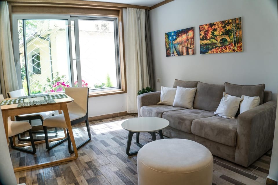 Living room, Lounge or bar, Seating area, Dining area