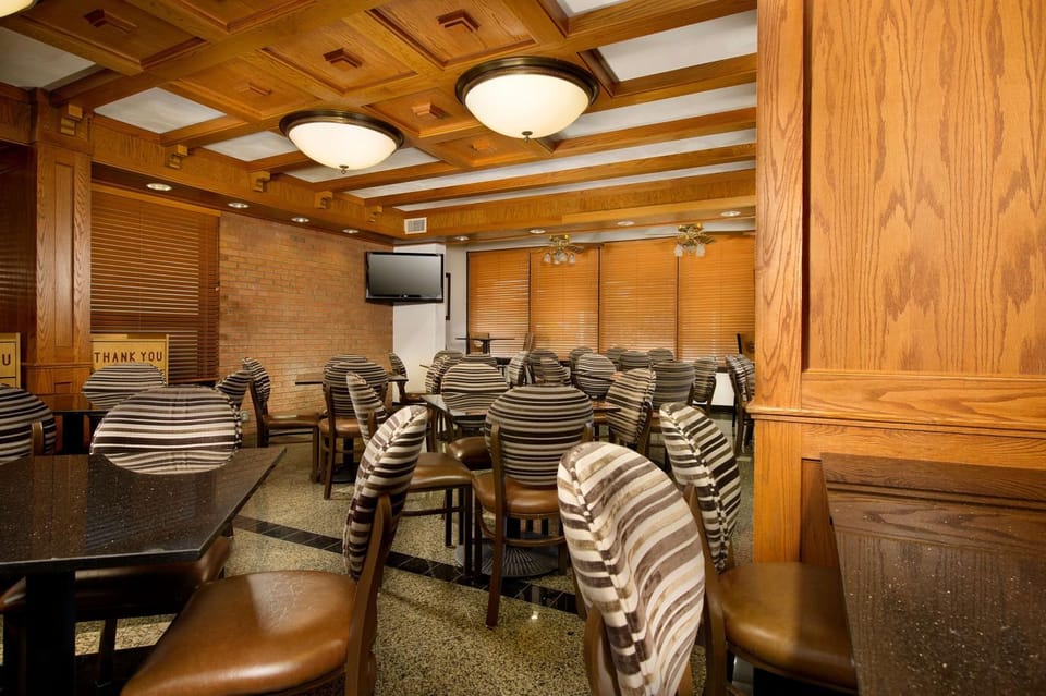 Restaurant/places to eat, Dining area, On site, Breakfast