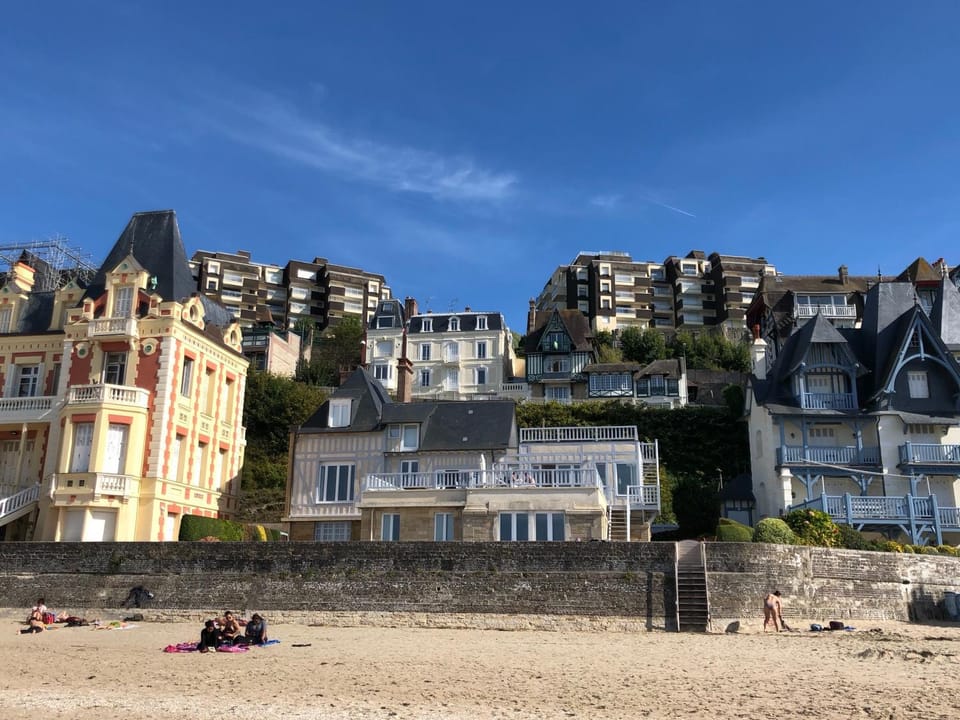 Property building, Neighbourhood, Beach