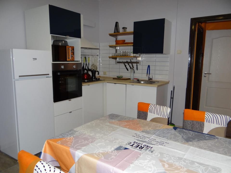 Kitchen or kitchenette, Communal kitchen
