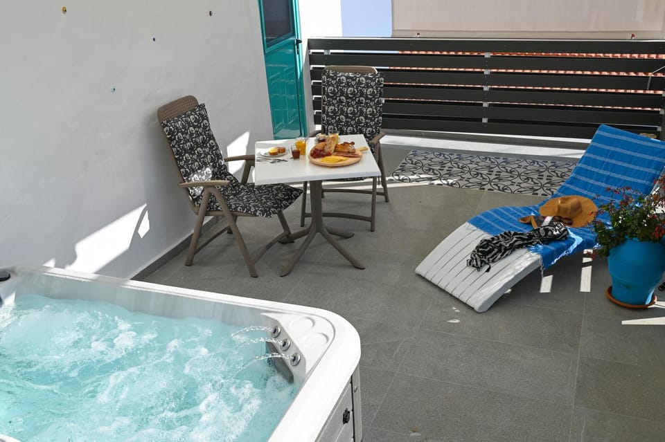 Hot Tub, Balcony/Terrace, Food and drinks, Seating area, Dining area, Food, sunbed