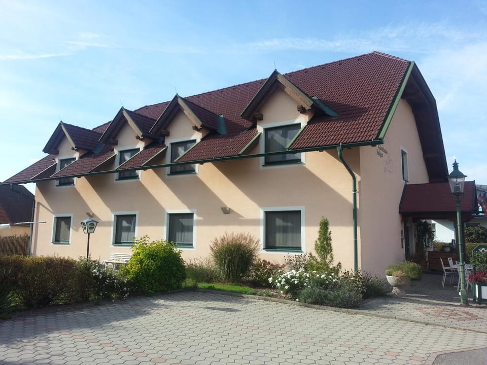 Facade/entrance