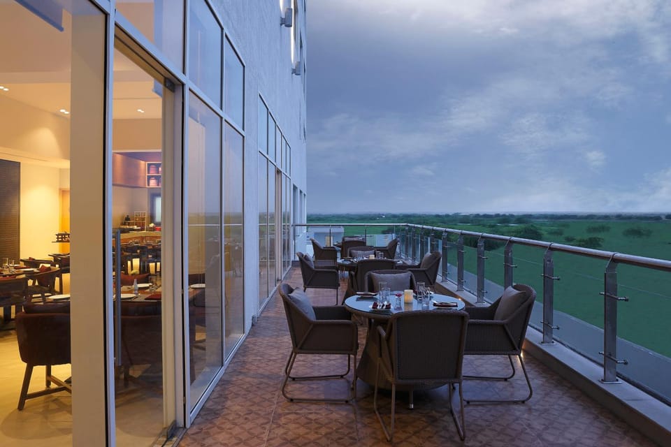 Restaurant/places to eat, Balcony/Terrace