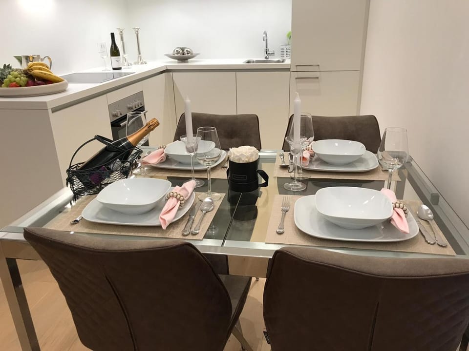 Kitchen or kitchenette, Food and drinks, Dining area