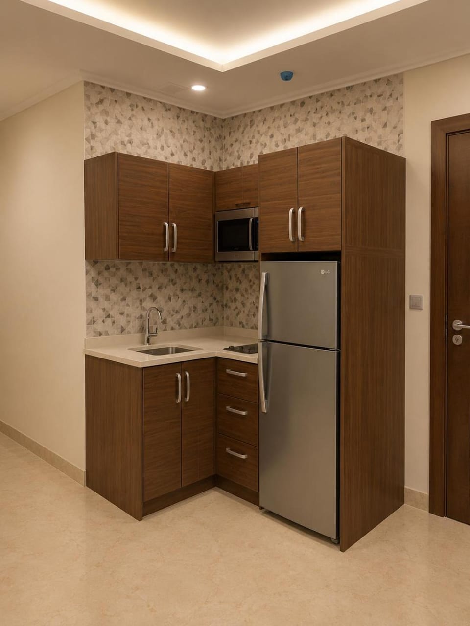 Kitchen or kitchenette, minibar