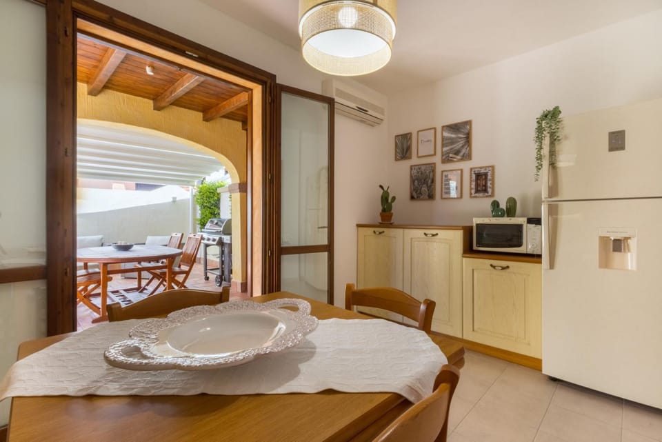 Kitchen or kitchenette, Dining area, minibar