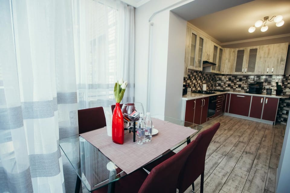 Kitchen or kitchenette, Dining area, Drinks