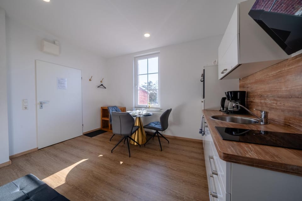 Kitchen or kitchenette, Dining area, oven, stove, toaster