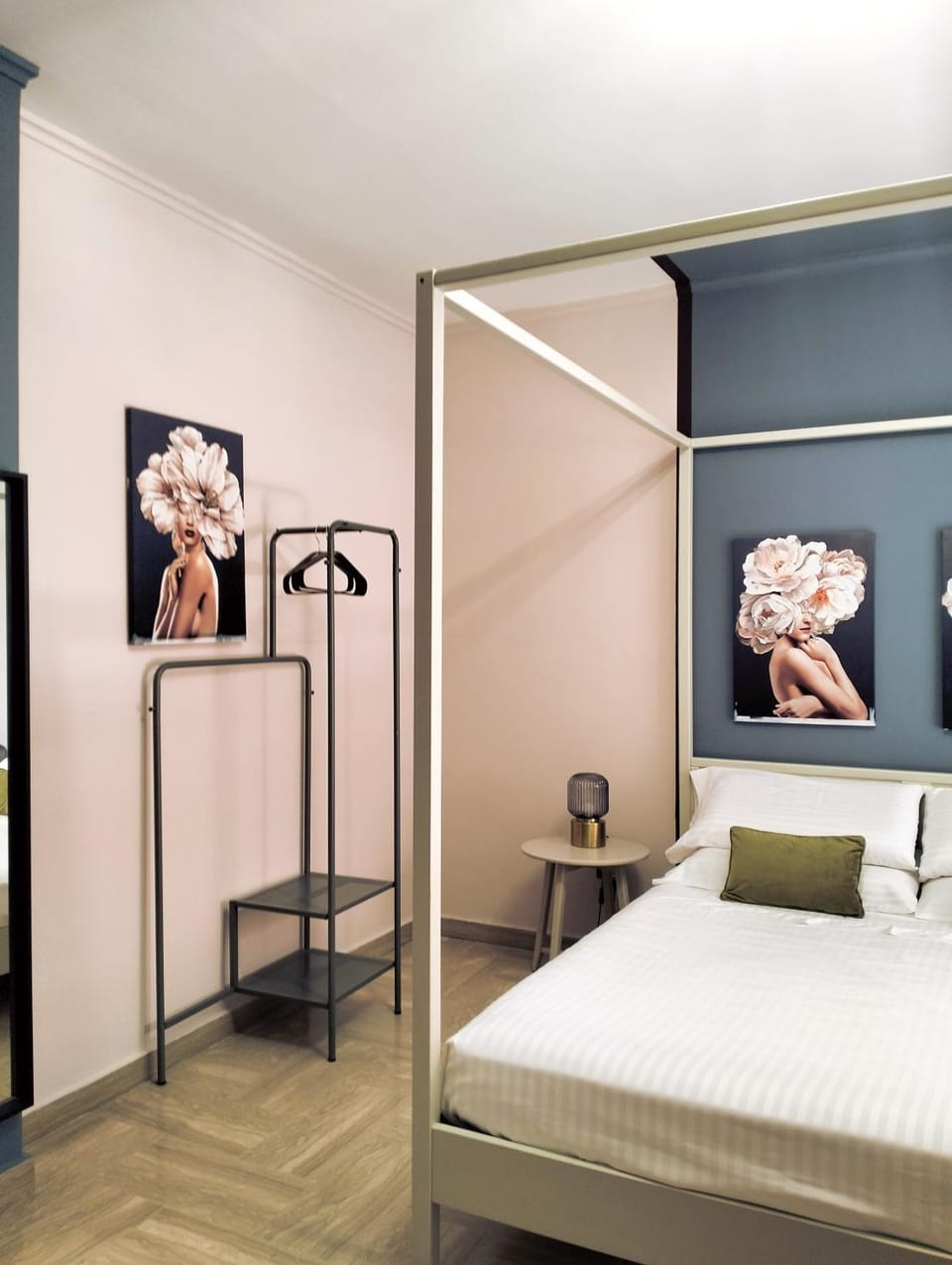 Photo of the whole room, Decorative detail