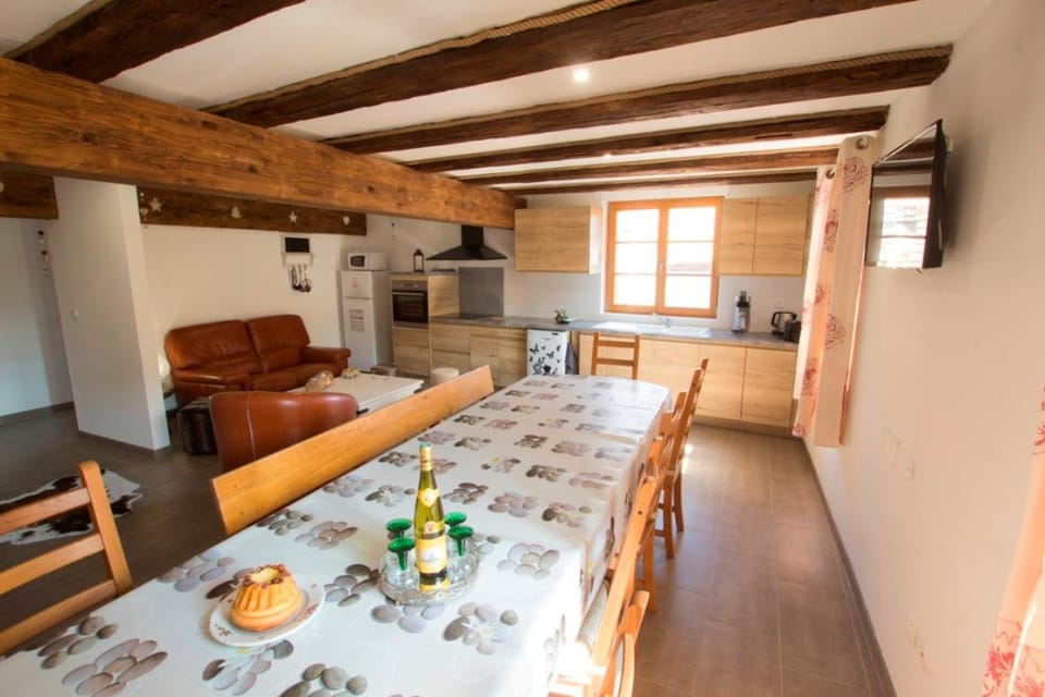 Kitchen or kitchenette, Dining area