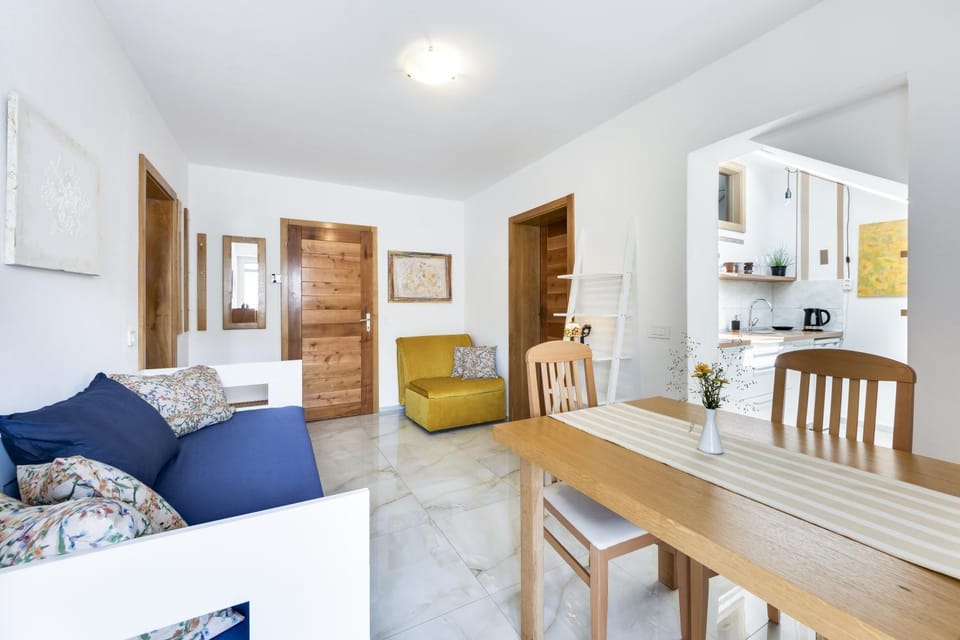 Day, Summer, Living room, Seating area, On site