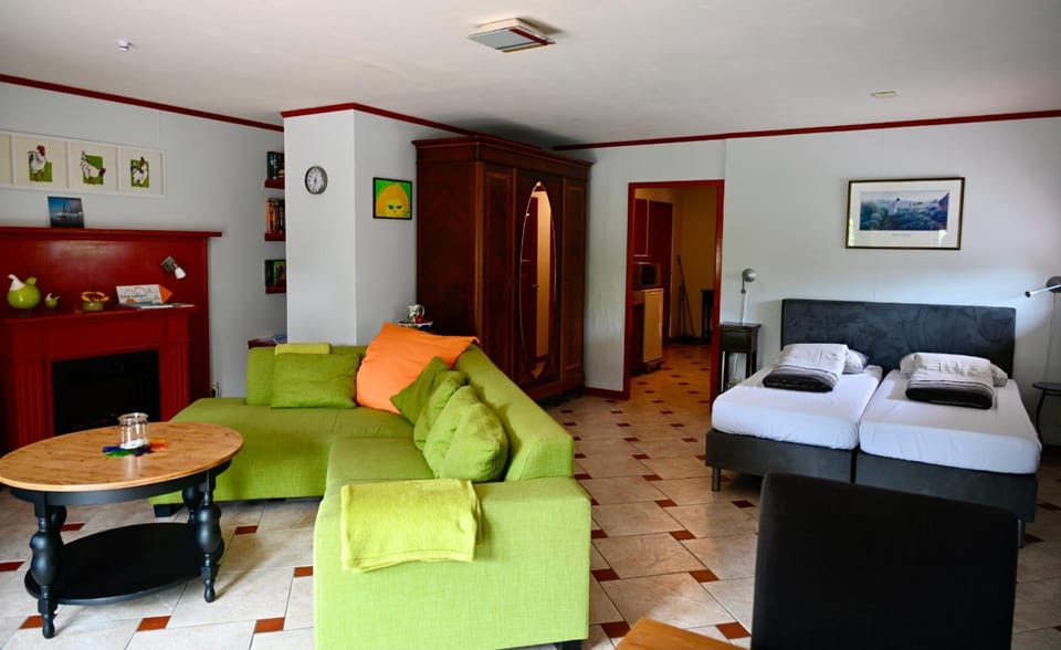 Property building, Bed, Living room, Photo of the whole room, Seating area, Bedroom, Breakfast