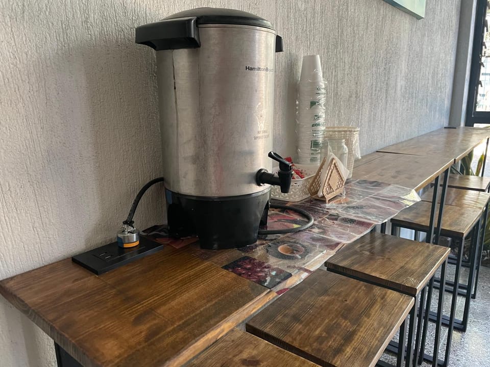 Coffee/tea facilities, Living room, Seating area