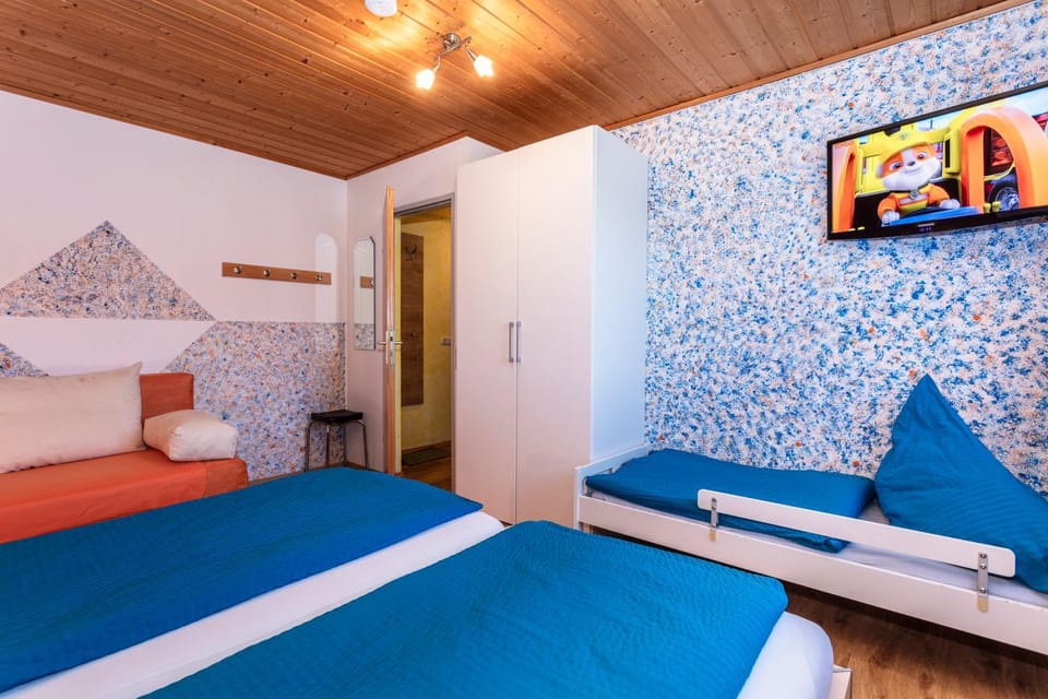 Bed, TV and multimedia, Photo of the whole room, Bedroom