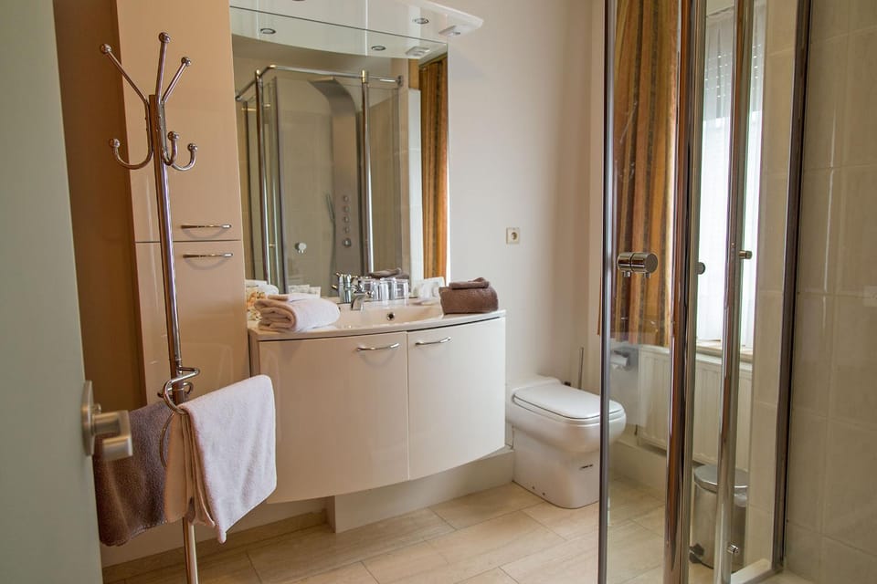 Bathroom, Decorative detail