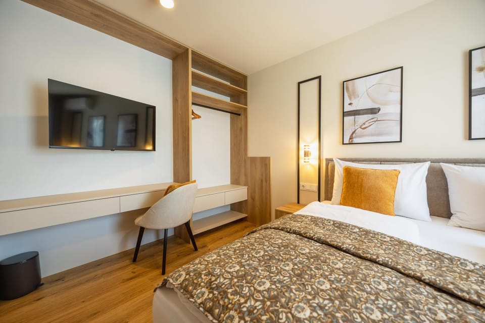TV and multimedia, Seating area, Bedroom