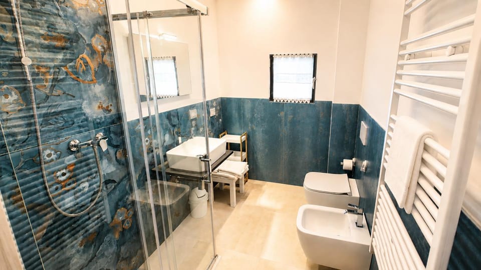 Shower, Toilet, Bathroom, bidet, towels