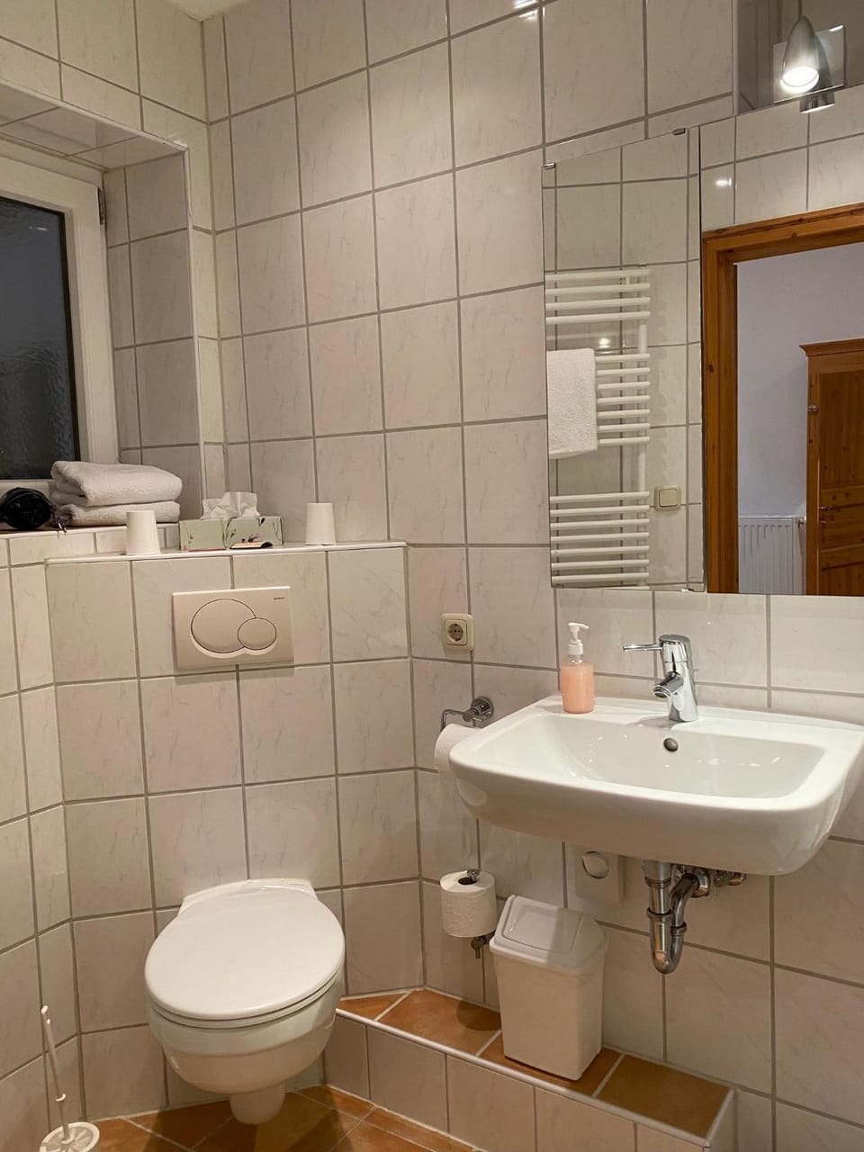 Shower, Toilet, Bathroom, towels