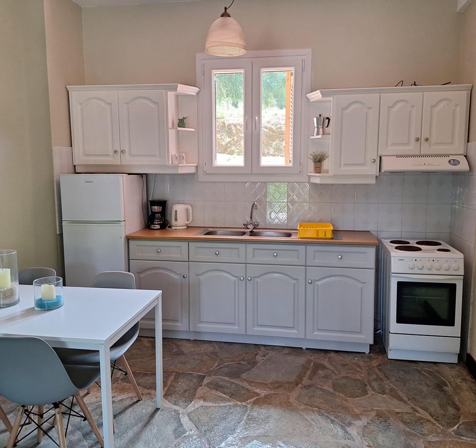 Coffee/tea facilities, Kitchen or kitchenette, Dining area