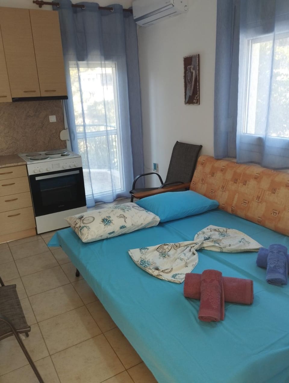 Bed, Kitchen or kitchenette, Photo of the whole room, towels, air conditioner