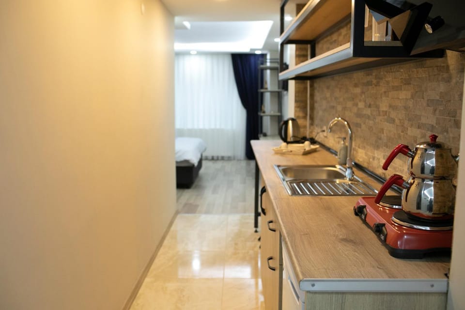 Coffee/tea facilities, Kitchen or kitchenette, Dining area, Communal kitchen