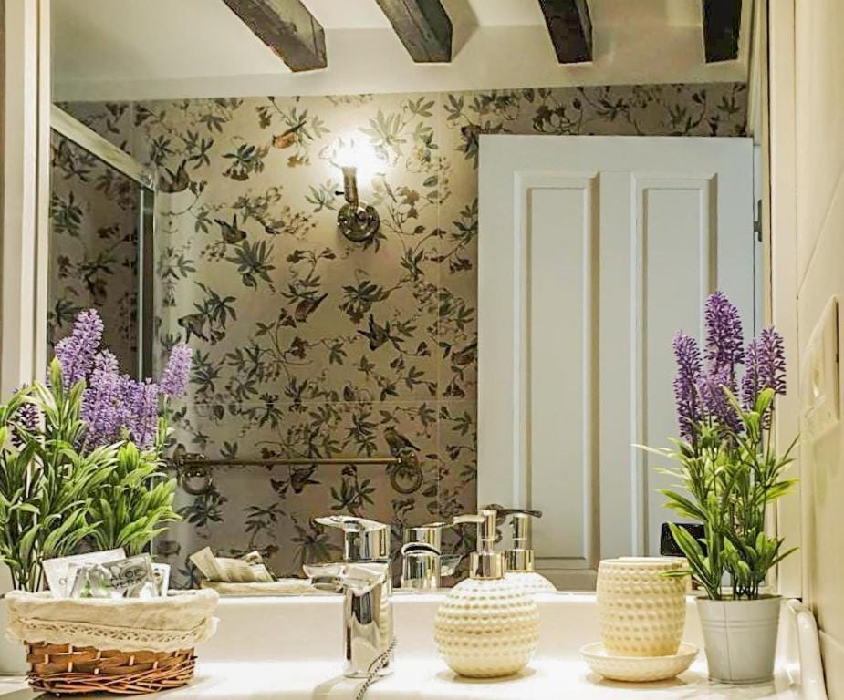 Bathroom, Decorative detail