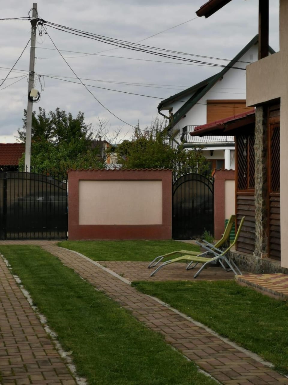 Property building, Day, Garden