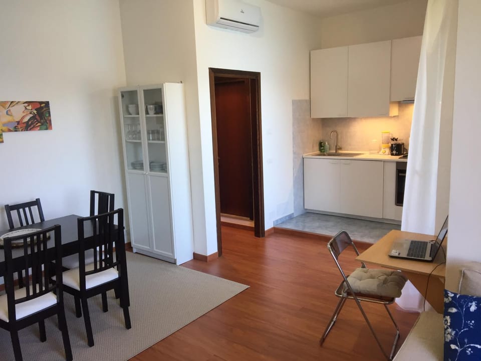 Kitchen or kitchenette, Seating area, Dining area