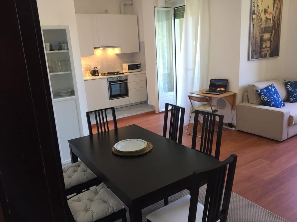 Kitchen or kitchenette, Living room, Seating area, Dining area