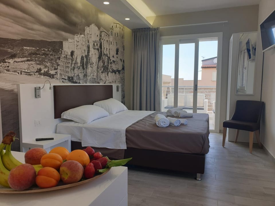 Photo of the whole room, Bedroom