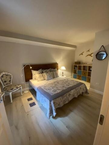 Photo of the whole room, Bedroom
