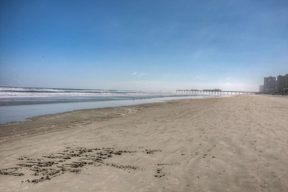 Pirates Cove Condo Unit #717 House in Daytona Beach Shores