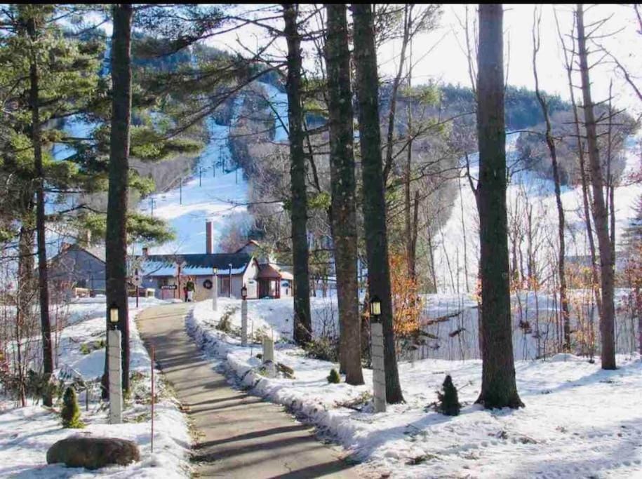 Attitash Mountain Village Studio - Slope View - Ski - Storyland Apartment hotel in Bartlett